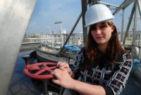 Sarah Oschem wird im Gemeinschaftsklärwerk zum Industriemechaniker ausgebildet und ist damit hier der erste Azubi im Technik-Bereich. (Foto: MZ)