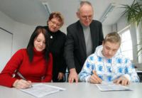 Lisa Herrmann und Martin Wedde unterzeichnen ihren Ausbildungsvertrag beim Unternehmen Sidra. (Foto: MZ)