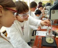 Experimentieren im Lehrlabor des Bildungszentrums dürfen in diesen Tagen die Schüler der 9. Klasse der Erich-Weinert-Schule Wolfen. (Foto: MZ)