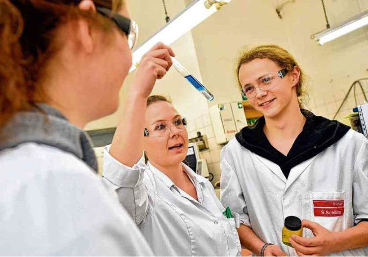 Merle Gradt, Ausbilderin Stefanie Rudolph und Sascha Schilling (v. l.) demonstrieren, dass Chemie doch auch eine fröhliche Sache sein kann. FOTOS: ANDRÉ KEHRER